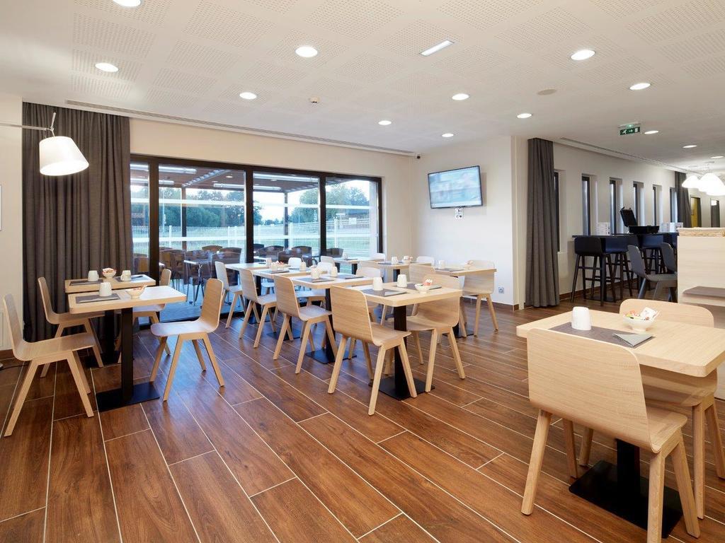 Kyriad Prestige Pau – Palais des Sports Bagian luar foto