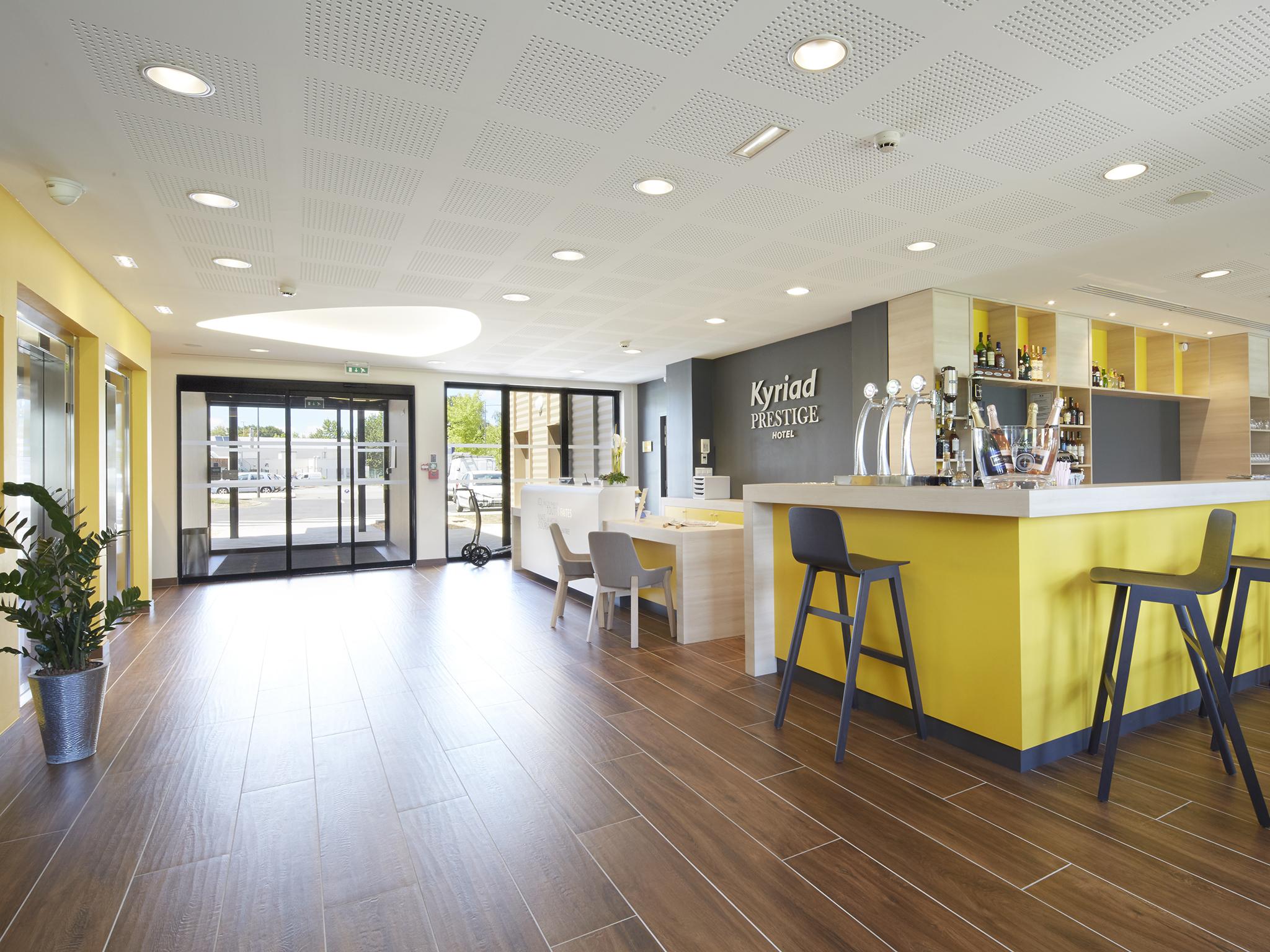 Kyriad Prestige Pau – Palais des Sports Bagian luar foto