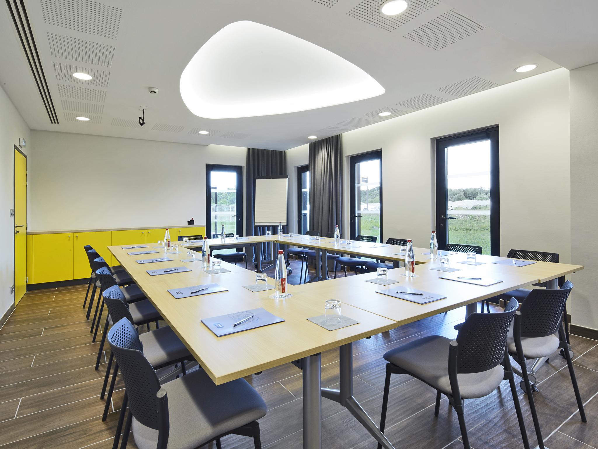 Kyriad Prestige Pau – Palais des Sports Bagian luar foto