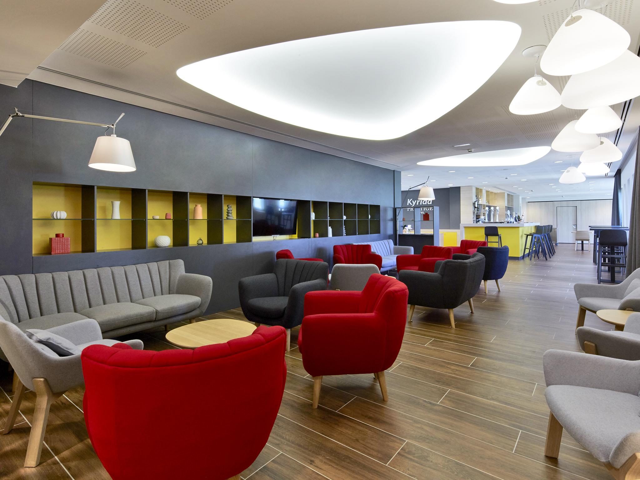 Kyriad Prestige Pau – Palais des Sports Bagian luar foto
