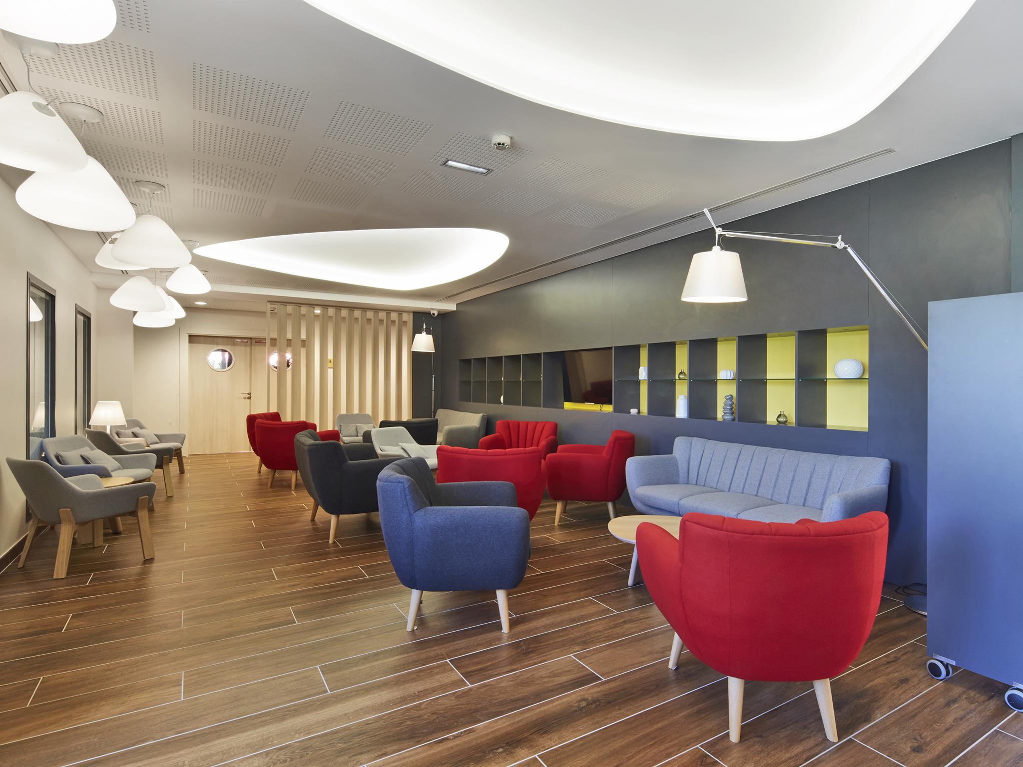 Kyriad Prestige Pau – Palais des Sports Bagian luar foto