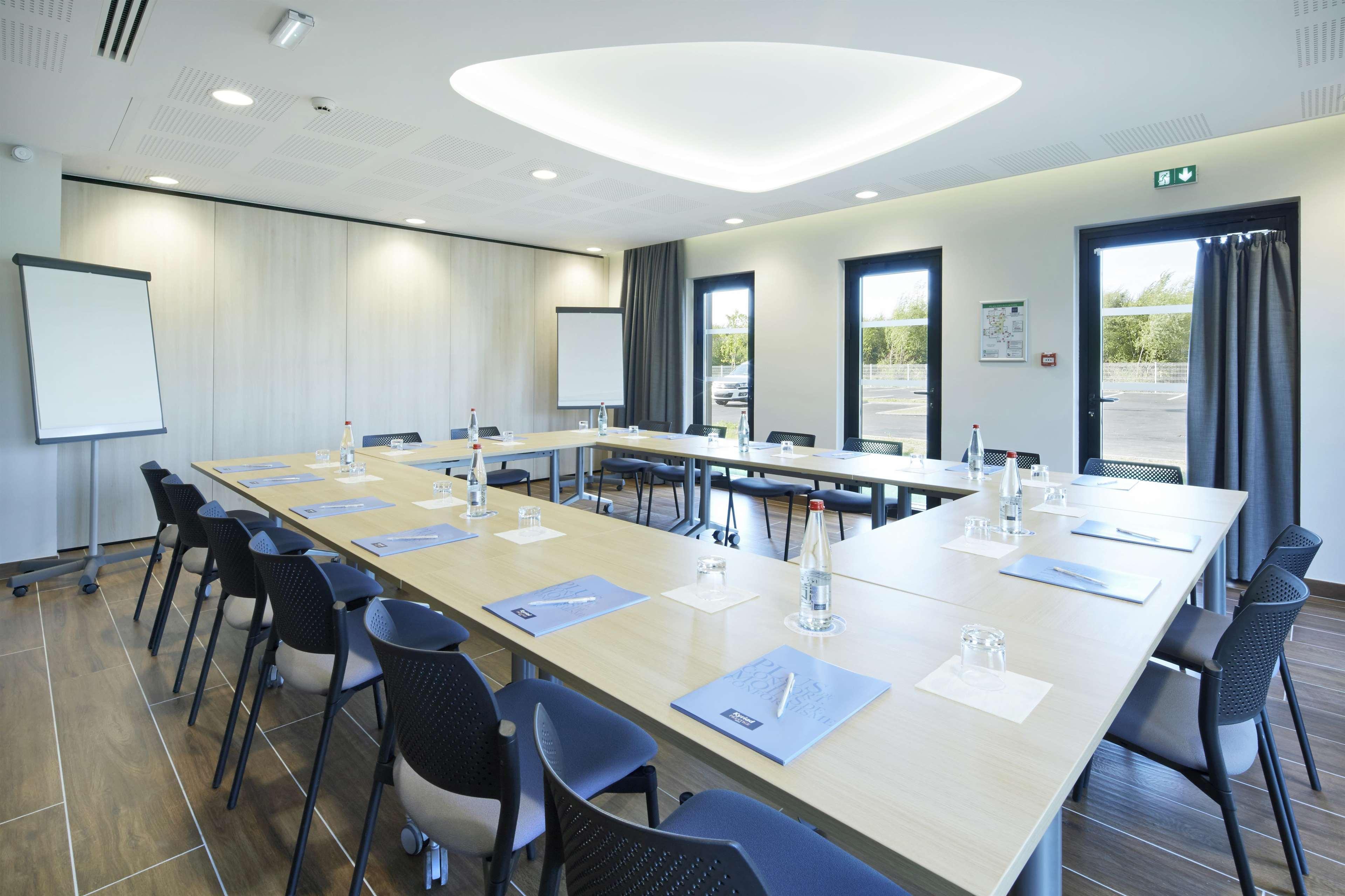 Kyriad Prestige Pau – Palais des Sports Bagian luar foto