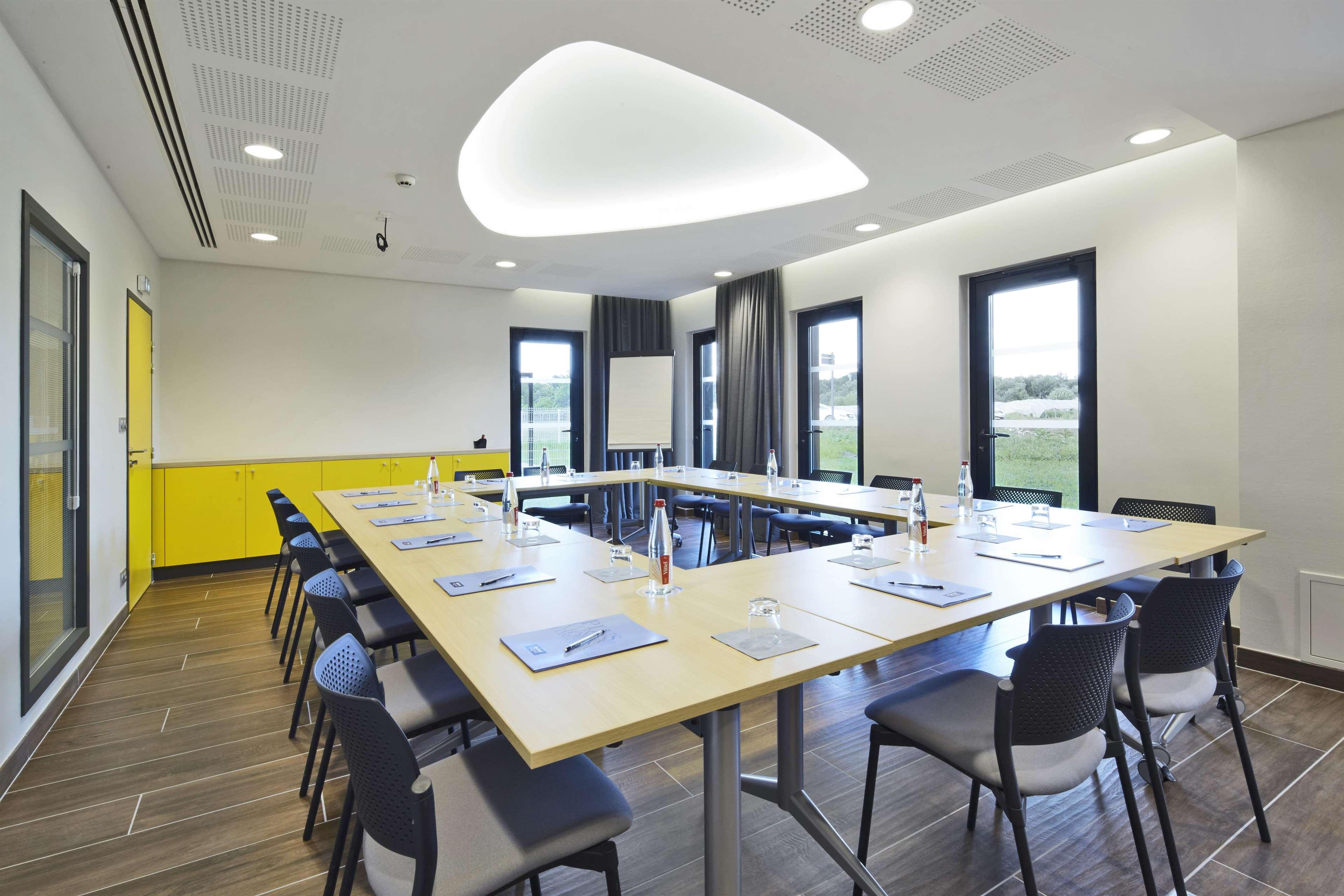 Kyriad Prestige Pau – Palais des Sports Bagian luar foto