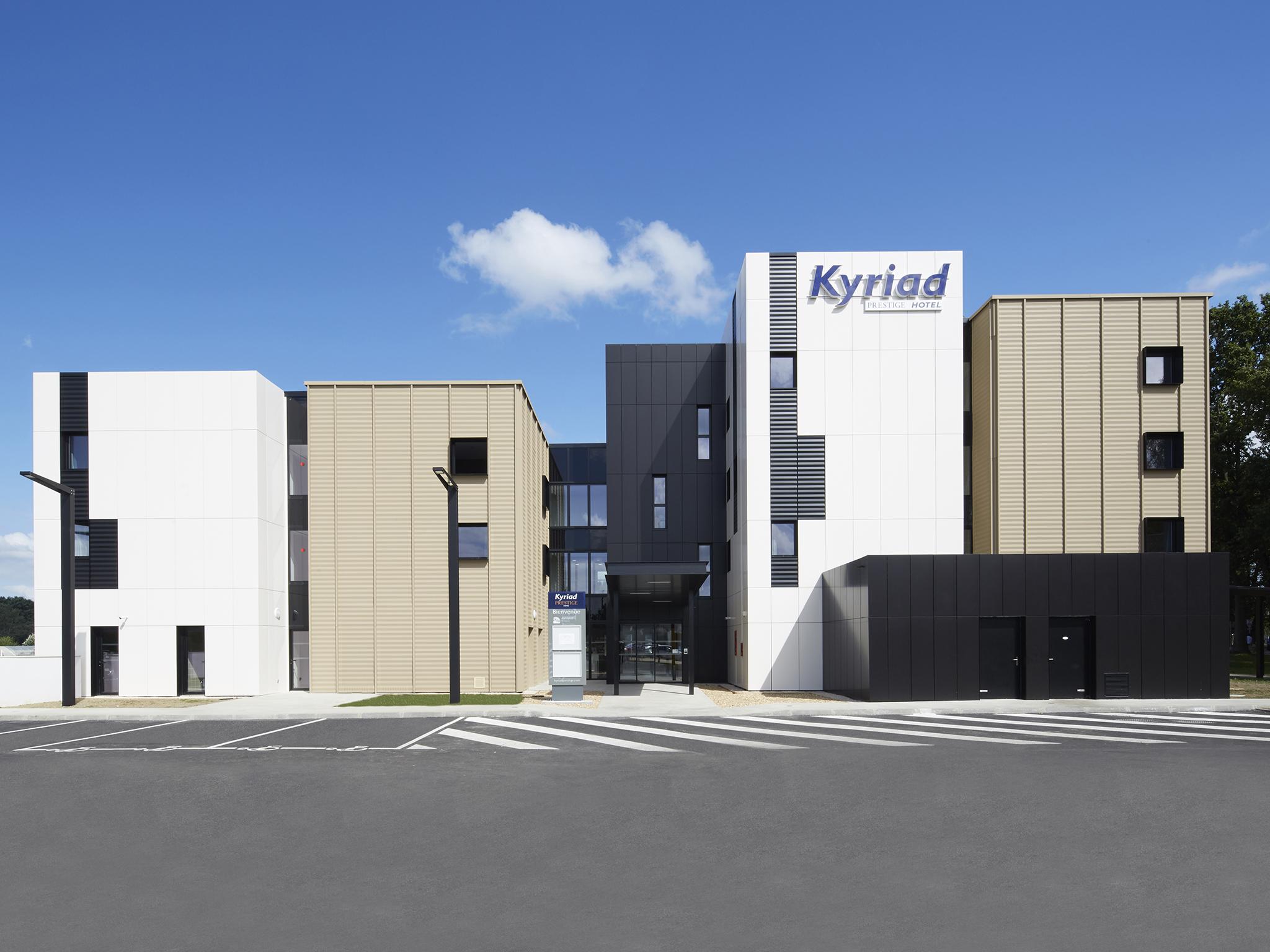 Kyriad Prestige Pau – Palais des Sports Bagian luar foto