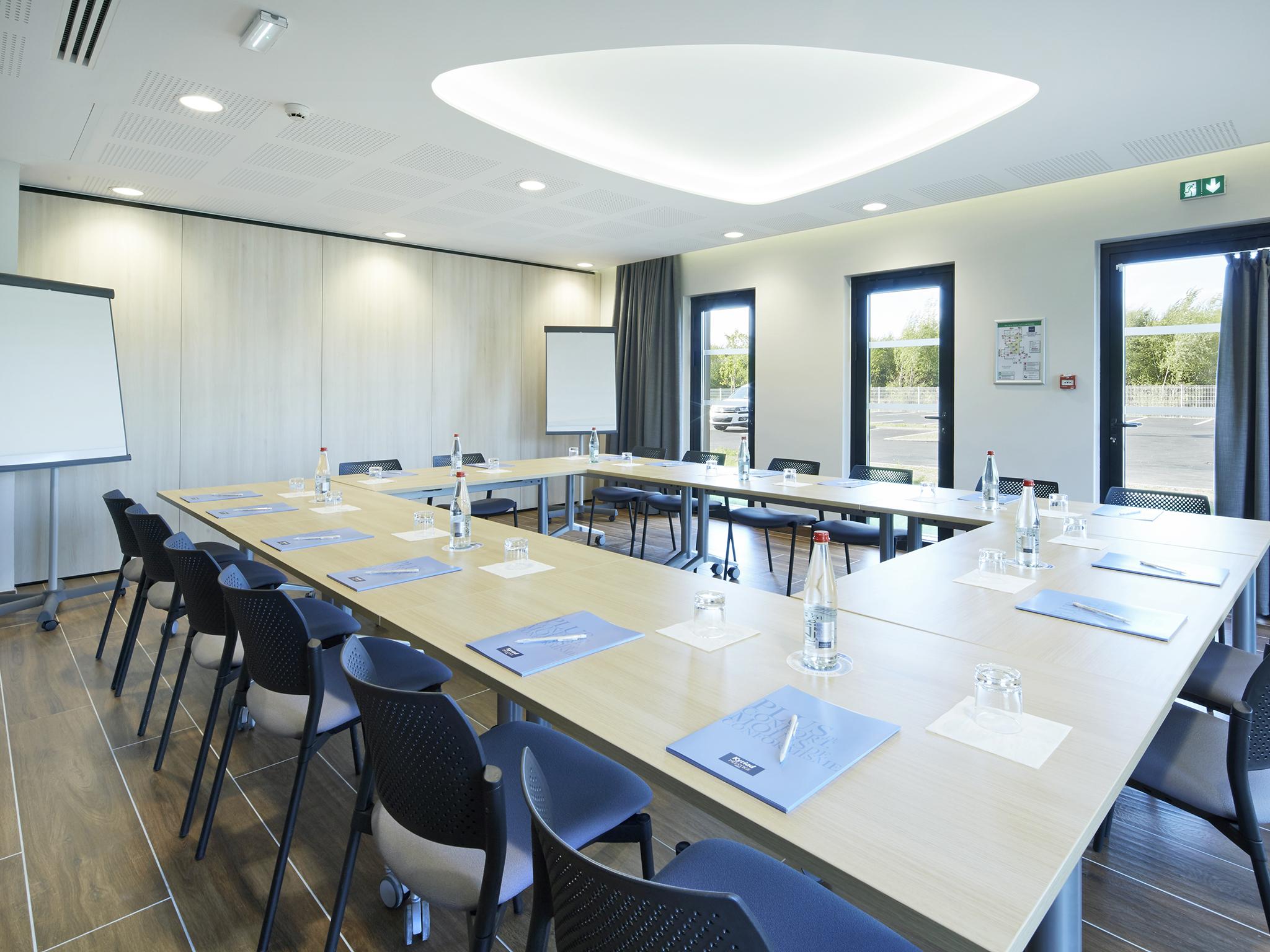 Kyriad Prestige Pau – Palais des Sports Bagian luar foto