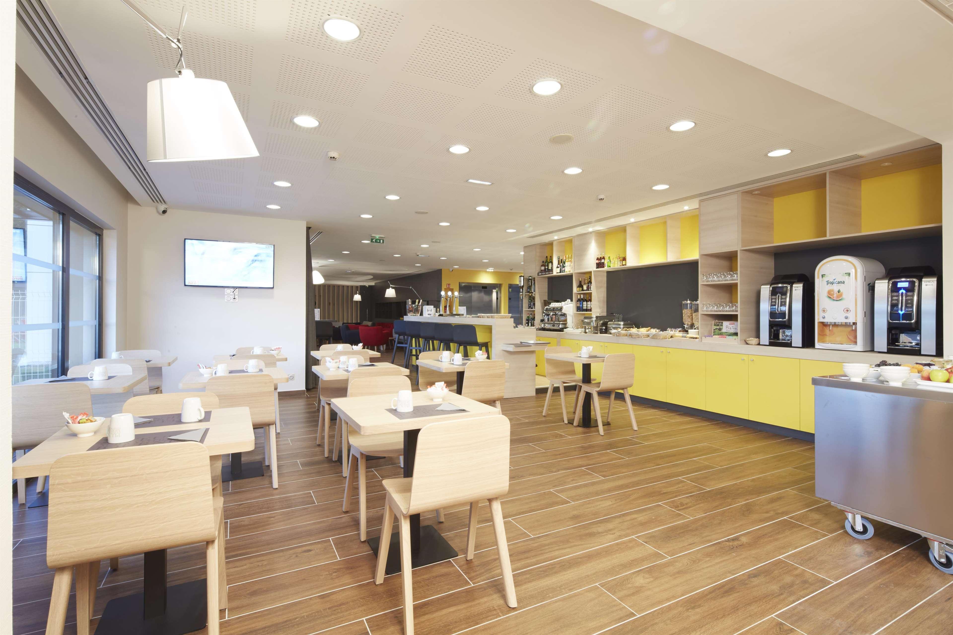 Kyriad Prestige Pau – Palais des Sports Bagian luar foto