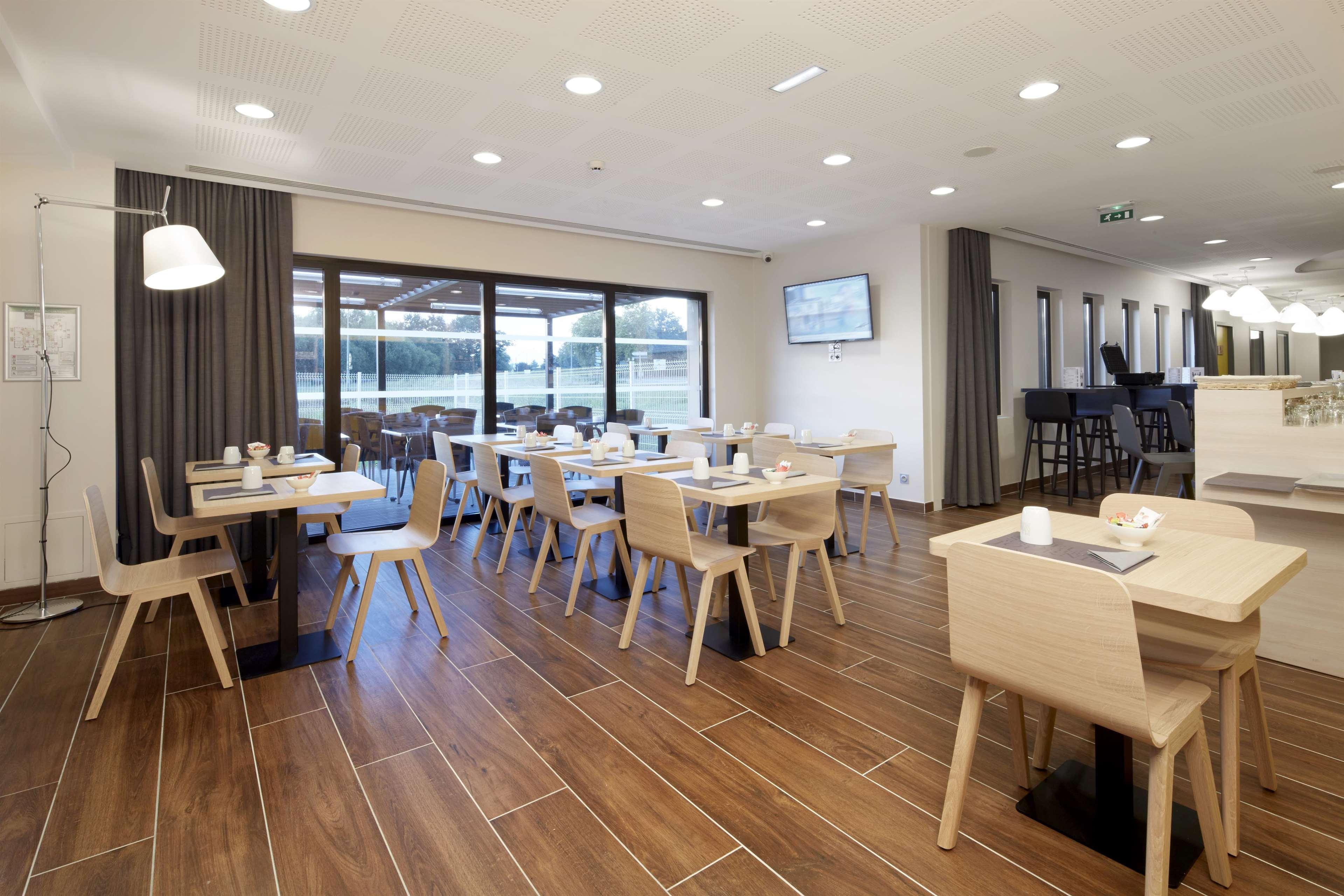 Kyriad Prestige Pau – Palais des Sports Bagian luar foto