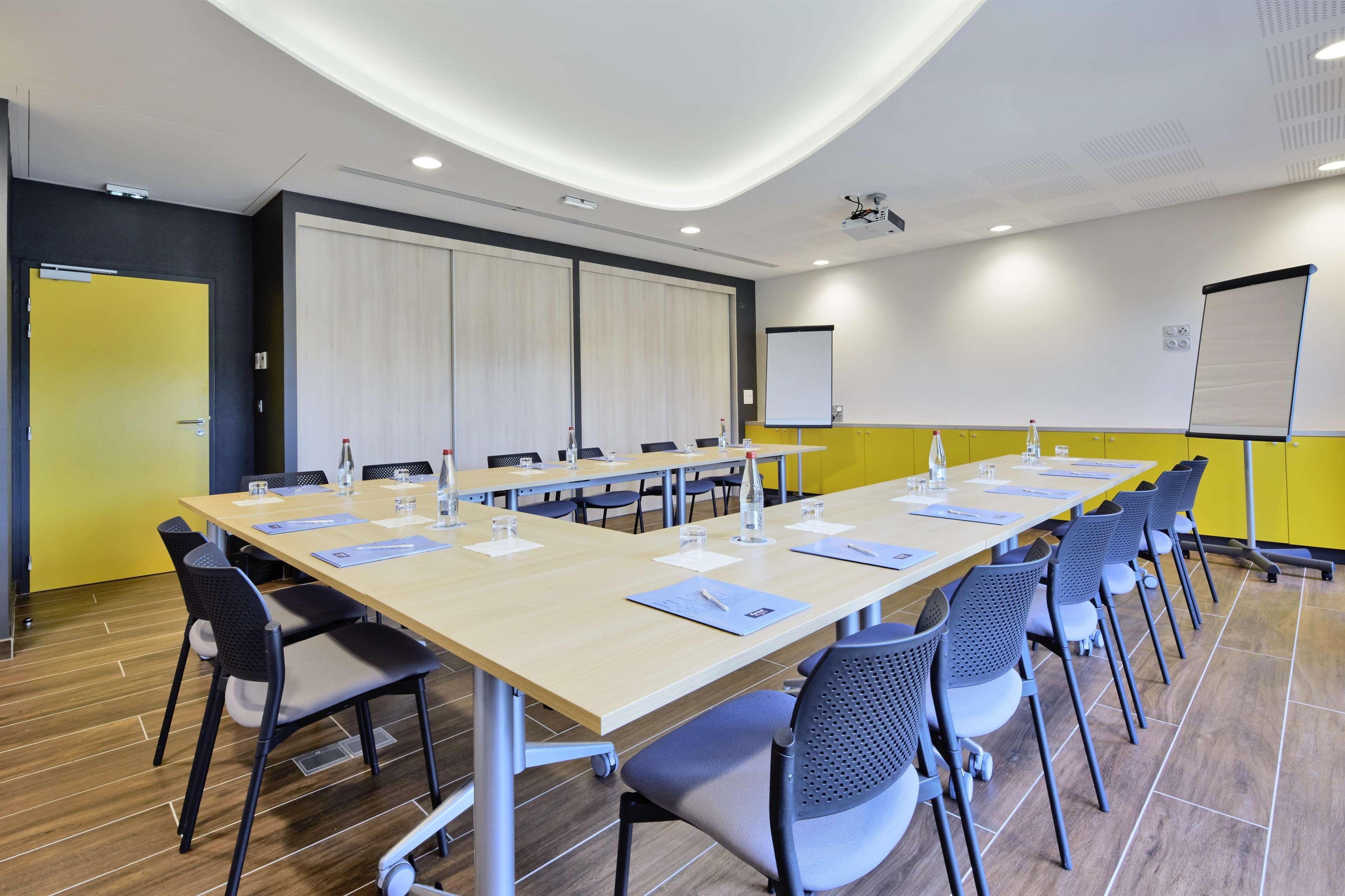 Kyriad Prestige Pau – Palais des Sports Bagian luar foto