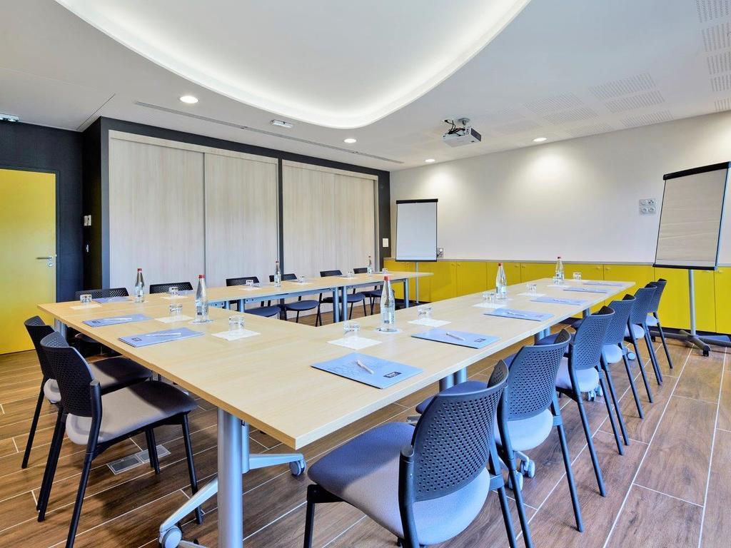 Kyriad Prestige Pau – Palais des Sports Bagian luar foto