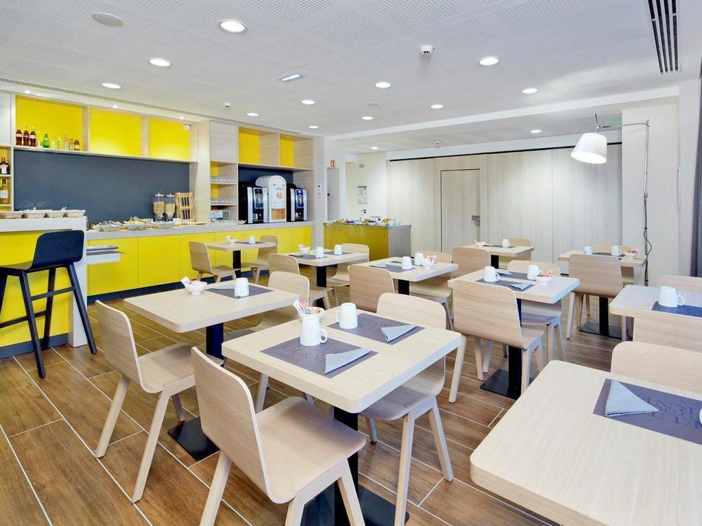 Kyriad Prestige Pau – Palais des Sports Bagian luar foto