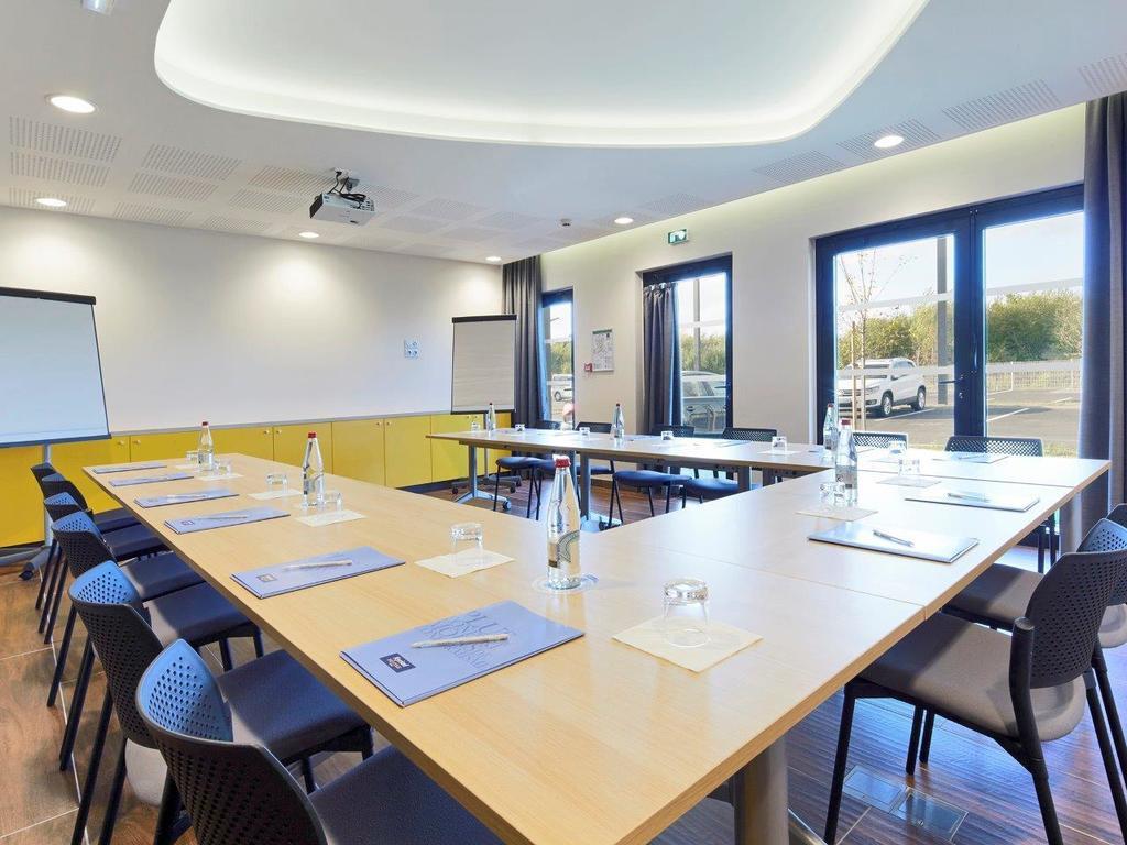 Kyriad Prestige Pau – Palais des Sports Bagian luar foto